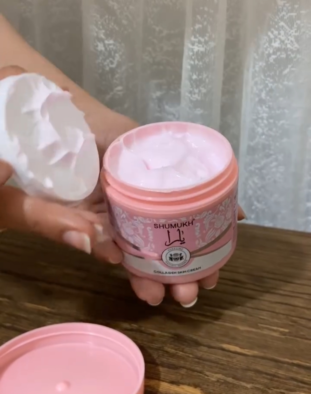 کرم دست یارا   هرچی بگم از بوی خوبش کم گفتم 😊  دقیقا بوی عطر یارا میده 🙈 حسابی پوست رو نرم و پنبه ایی میکنه  رطوبت رسانی عمیق میکنه دیگه هیچ خبری از پوست خشک نیس برای صورت وبدن قابل استفاده  دارای کلاژن و ویتامین
