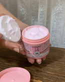 کرم دست یارا هرچی بگم از بوی خوبش کم گفتم 😊 دقیقا بوی عطر یارا میده 🙈 حسابی پوست رو نرم و پنبه ایی میکنه رطوبت رسانی عمیق میکنه دیگه هیچ خبری از پوست خشک نیس برای صورت وبدن قابل استفاده دارای کلاژن و ویتامین