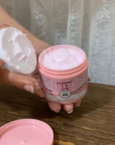 کرم دست یارا هرچی بگم از بوی خوبش کم گفتم 😊 دقیقا بوی عطر یارا میده 🙈 حسابی پوست رو نرم و پنبه ایی میکنه رطوبت رسانی عمیق میکنه دیگه هیچ خبری از پوست خشک نیس برای صورت وبدن قابل استفاده دارای کلاژن و ویتامین