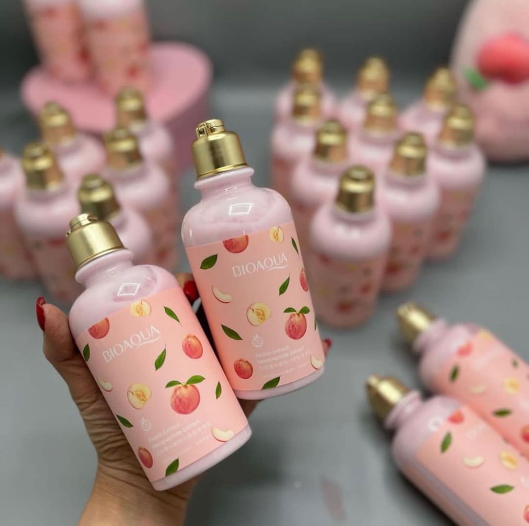 لوسیون  هلو بیواکوا🍑  یه بوی دلنشین و ملایم بسیار جذاب داره  مرطوب کننده ی پوست بدن حاوی عصاره هلو مراقبت از بدن در مقابل خشکی ابرسانی و مرطوب کنندگی بینظیر بدون رنگ دهی به لباس جذب بسیار راحت و بافت سبک